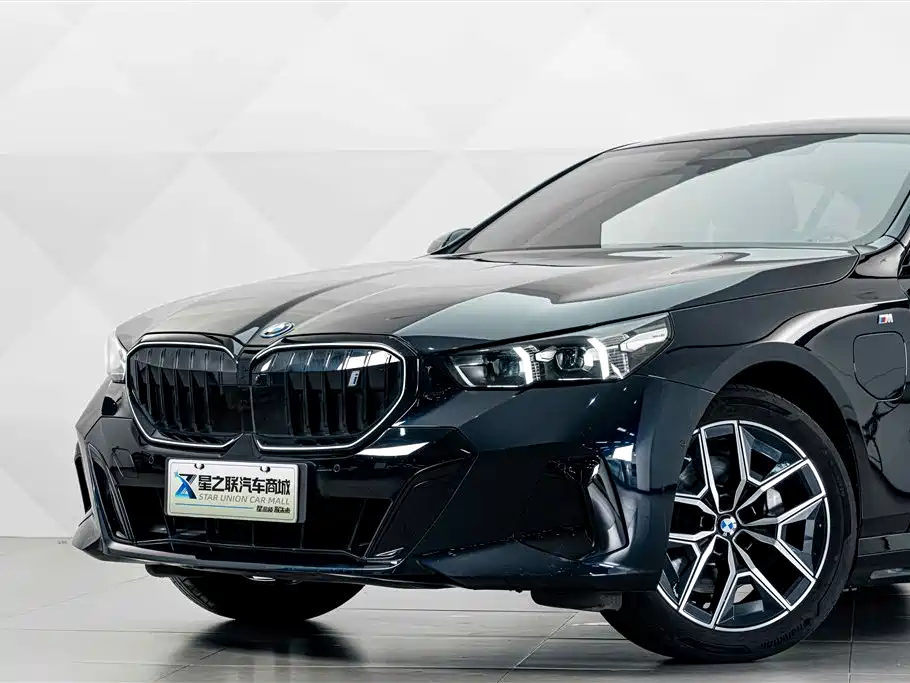 Photo 3 - BMW i5