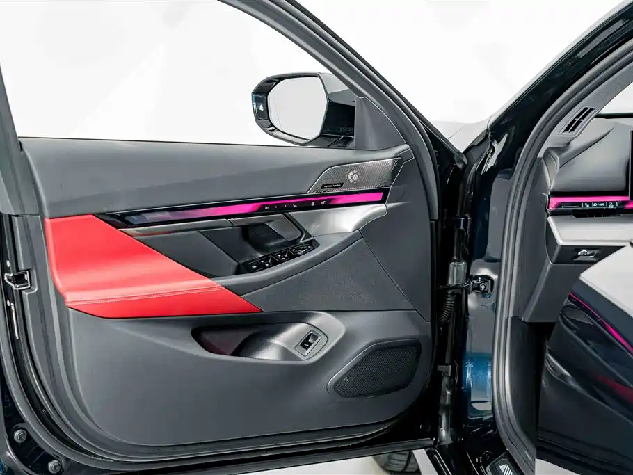 Photo 17 - BMW i5