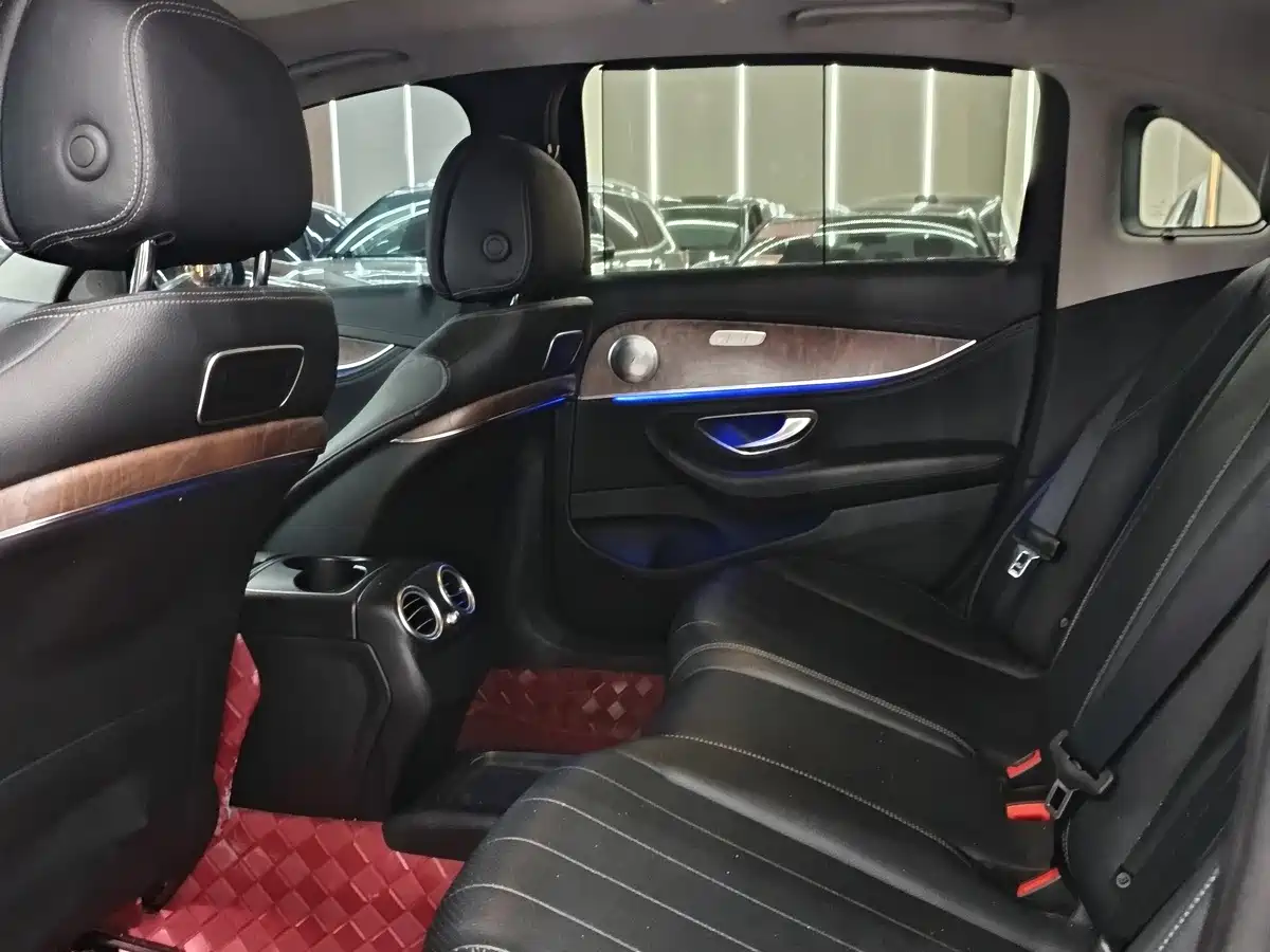 Фото 4 - Mercedes-Benz E-Class