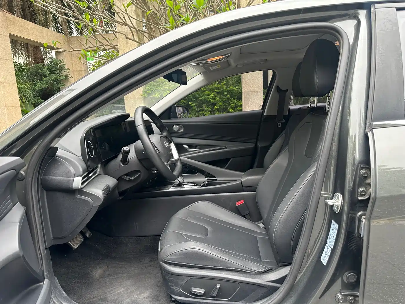 Hyundai Elantra 2023 Model 1.5L CVT LUX Premium Edition фото 12