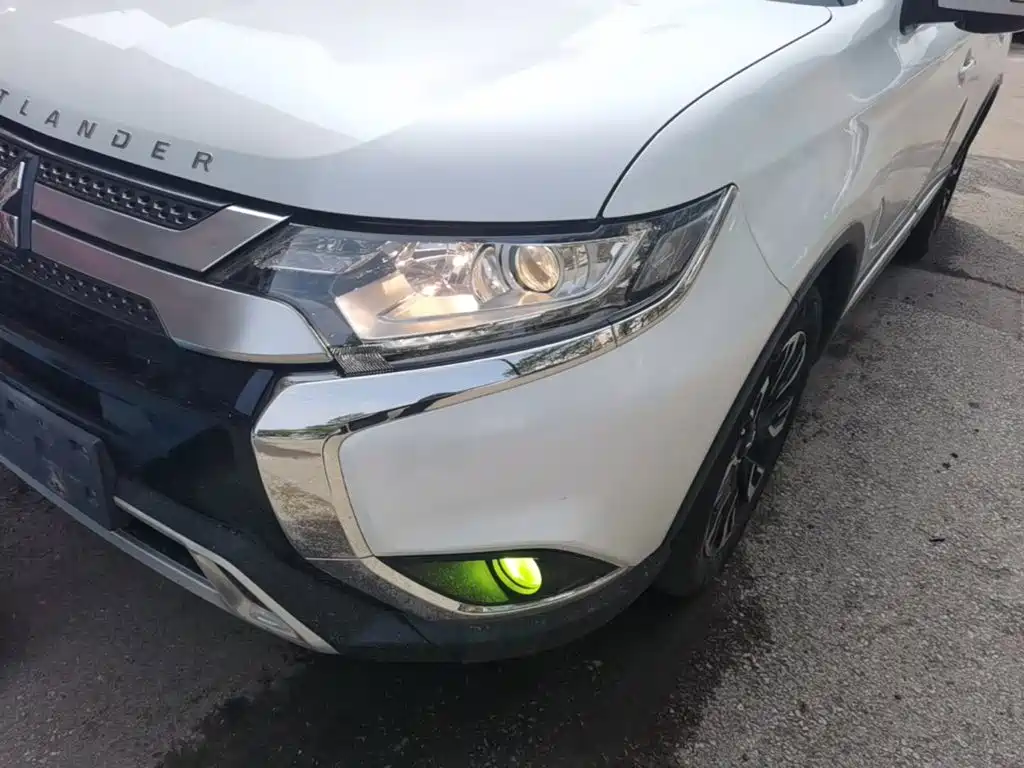 Фото 24 - Mitsubishi Outlander
