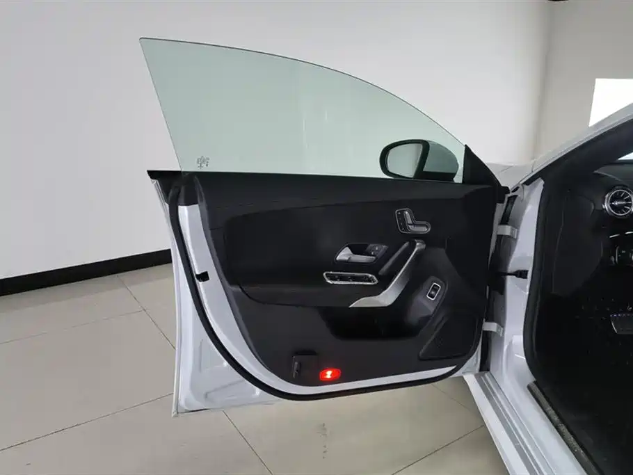 Mercedes-Benz CLA (Import) 2020 CLA 200 фото 7