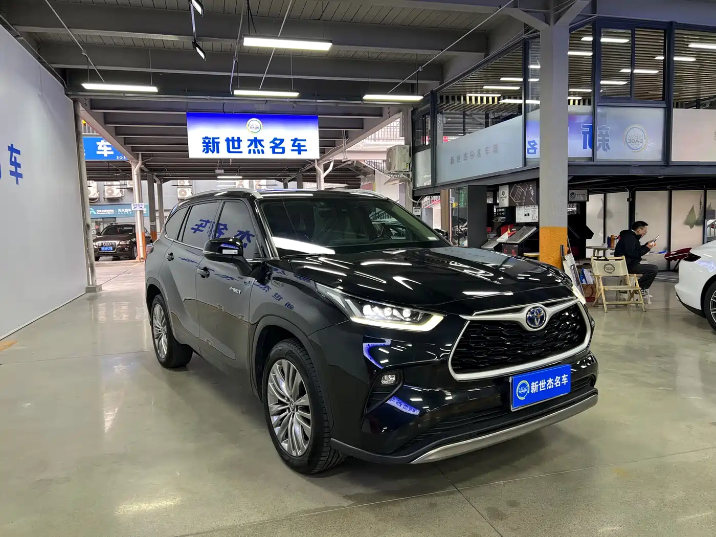 Toyota Highlander 2022 Model Dual Engine 2.5L 4WD Premium Edition 7-Seater фото 3