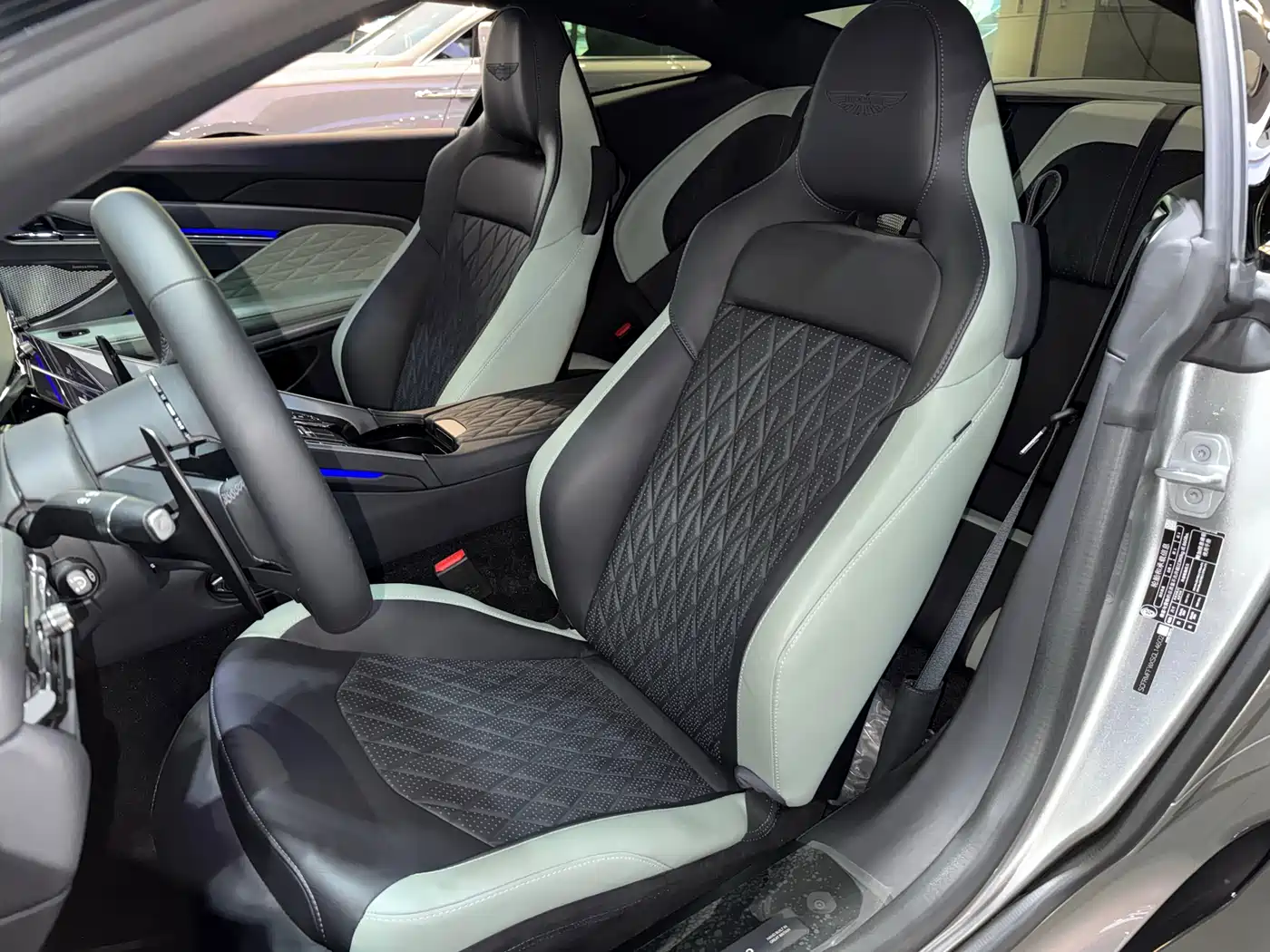 Aston Martin DB12 2025 4.0T V8 Coupe фото 12