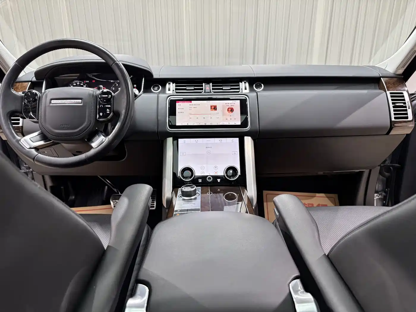 Land Rover Range Rover 2021 3.0 L6 Heritage Extended Classic Edition фото 8