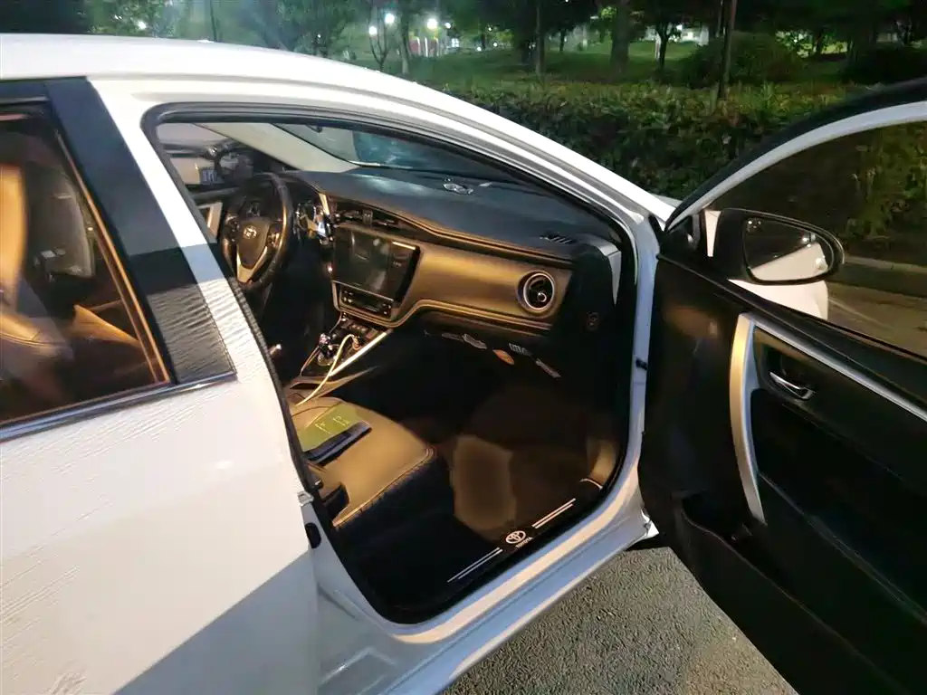 Toyota Corolla 2017 Facelift Hybrid 1.8L E-CVT Elite Edition фото 20