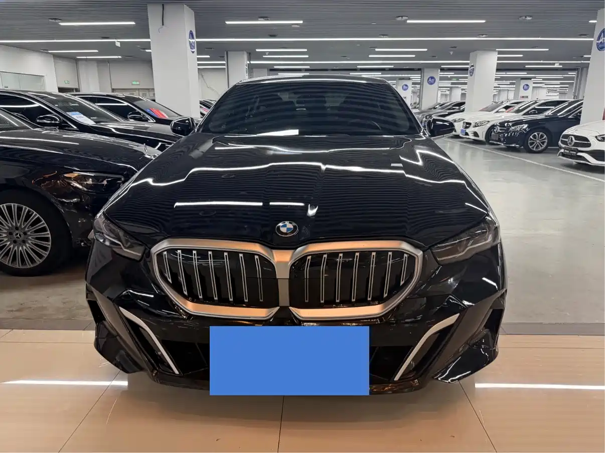 BMW 5 Series 2025 530Li Leading Luxury Package фото 2