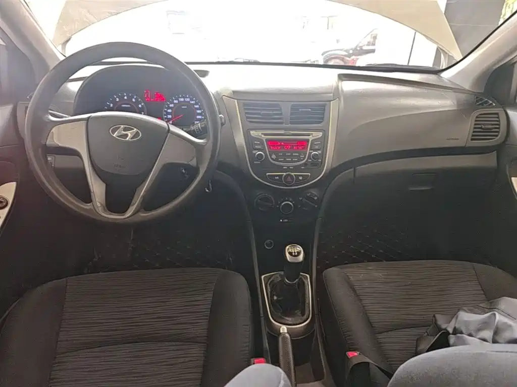 Hyundai Reina 2014 1.4L Manual GLX фото 10