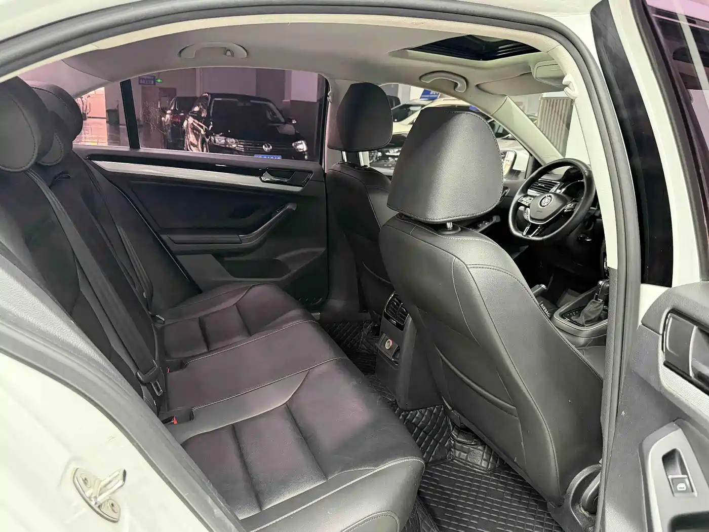 Volkswagen Sagitar 2015 1.6L Automatic Comfort фото 8