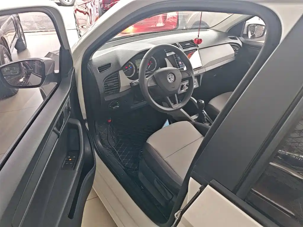 Škoda Fabia 2017 1.4L Auto Car Enjoy Edition фото 15