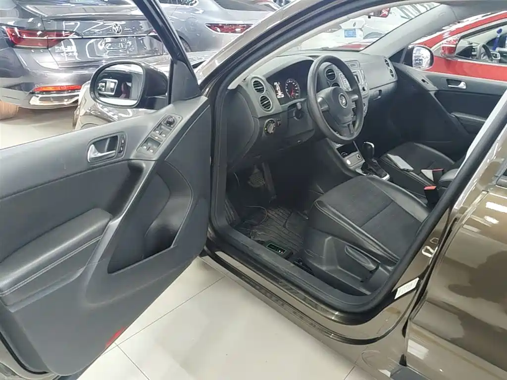 VOLKSWAGEN TIGUAN