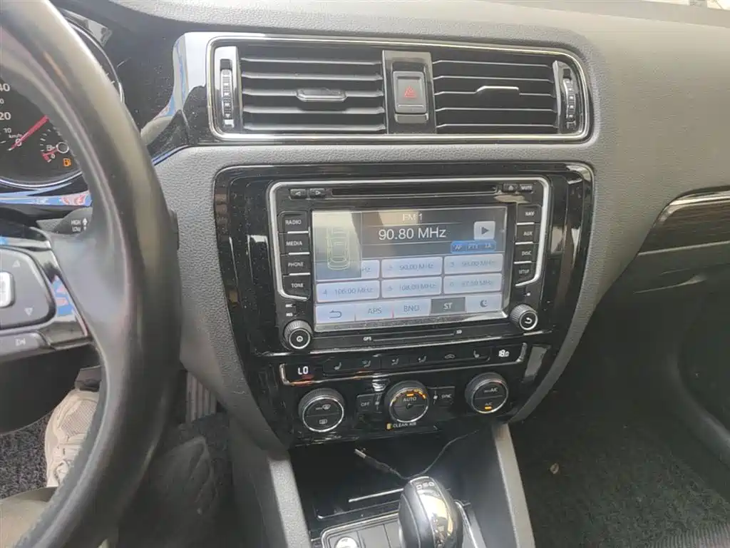Volkswagen Sagitar 2015 230TSI Automatic Luxury фото 13