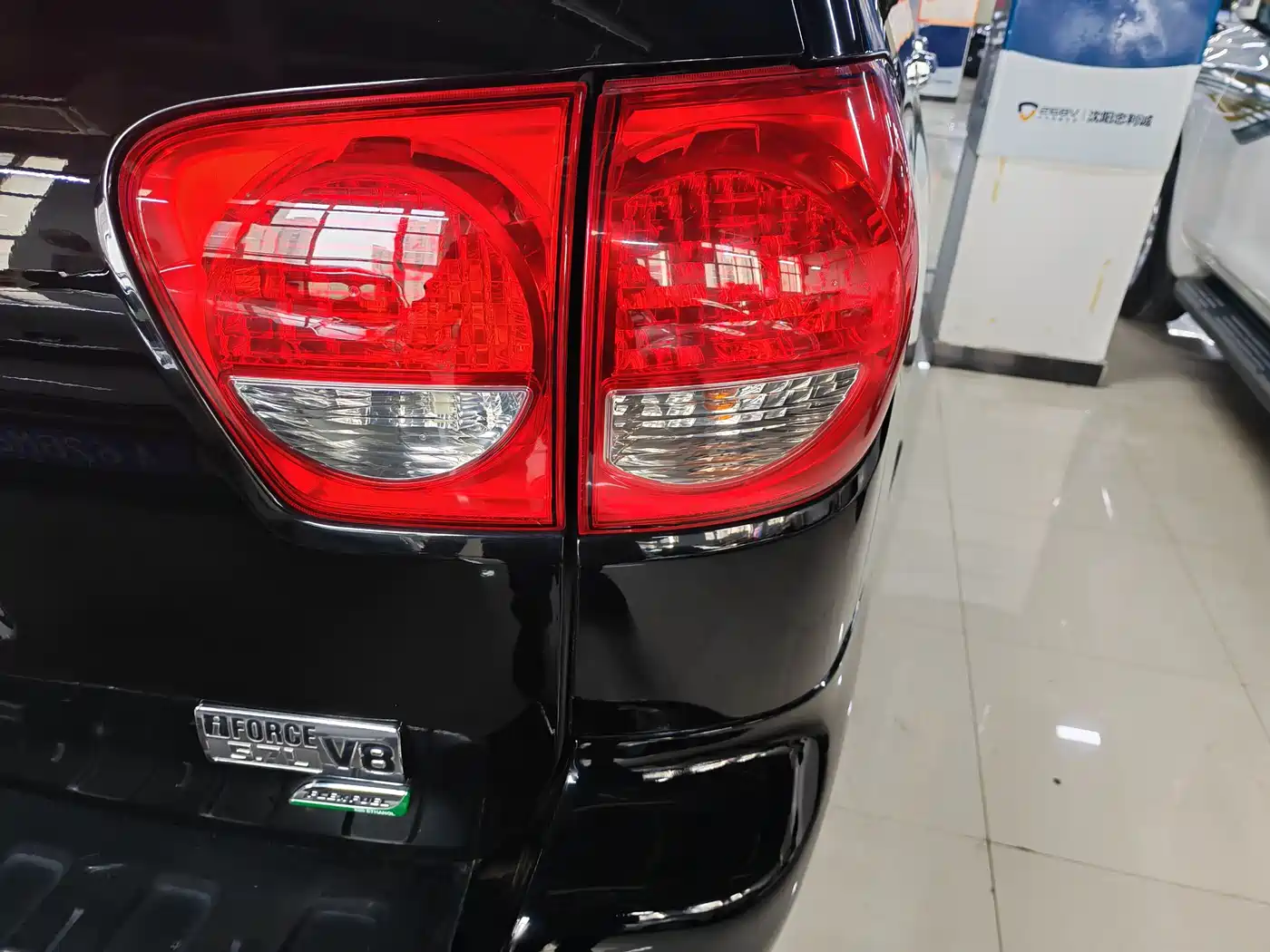 Toyota Sequoia 2010 5.7 Platinum Edition фото 16