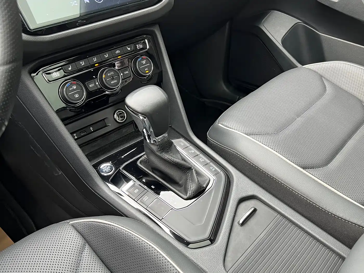 Volkswagen Tiguan L 2019 330TSI Automatic 2WD R-Line Flagship Edition China VI фото 8