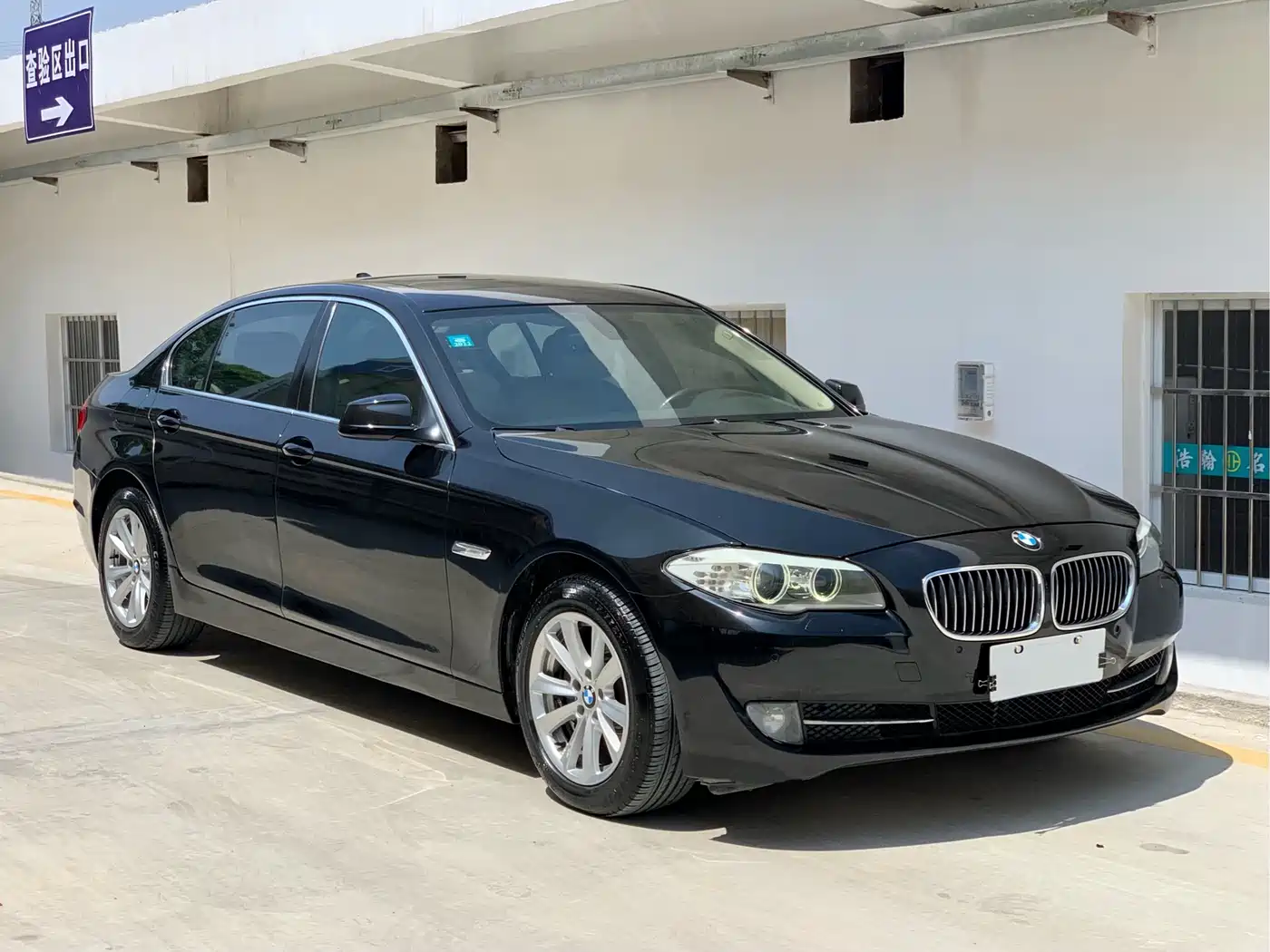 BMW 5 Series 2011 523Li Luxury фото 3