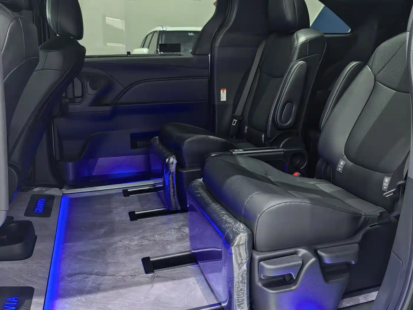 Toyota Granvia 2024 2.5L Hybrid Premium PLUS фото 12