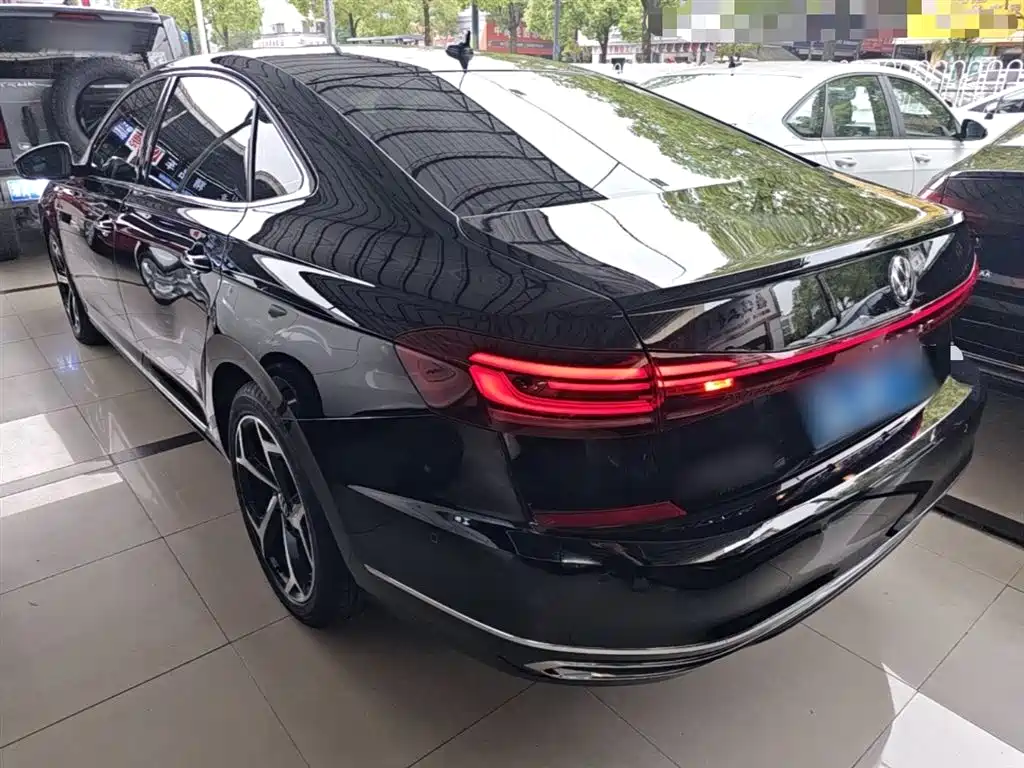 Volkswagen Passat 2023 Facelift 330TSI Starlight Luxury Edition фото 5