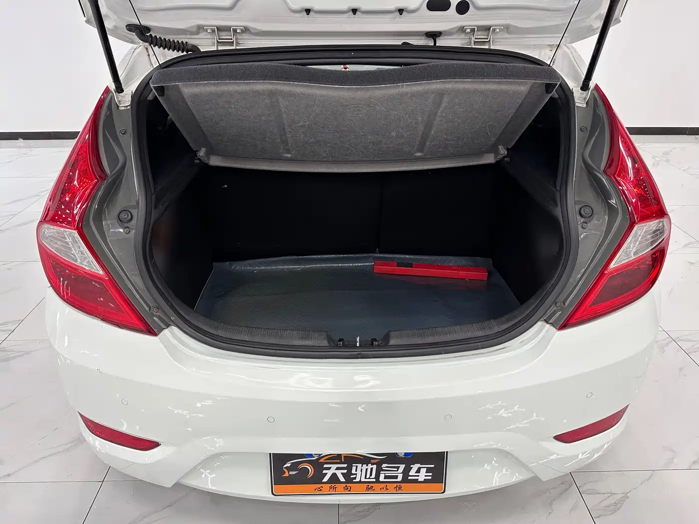 Hyundai Reina 2014 Model 1.4L Automatic GLX фото 12
