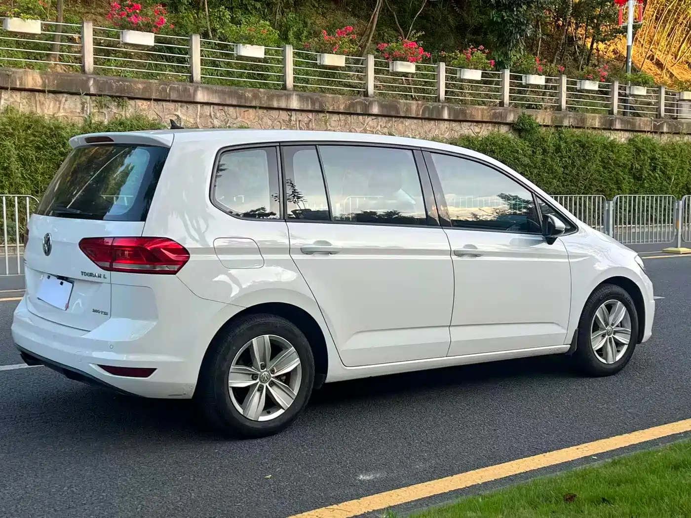 Volkswagen Touran 2018 Touran L 280TSI DSG Trendline 7-seater China V фото 5