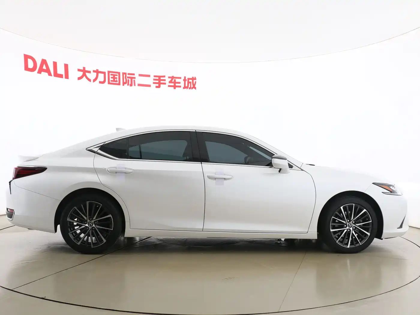 Lexus ES 2022 300h Ultimate Edition фото 5