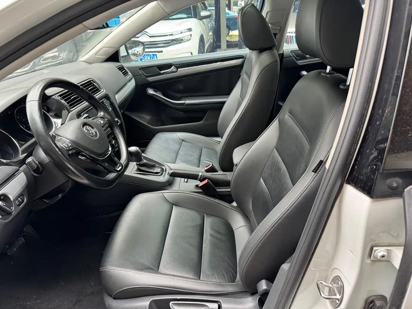 Volkswagen Sagitar 2017 1.6L Automatic Comfort фото 9