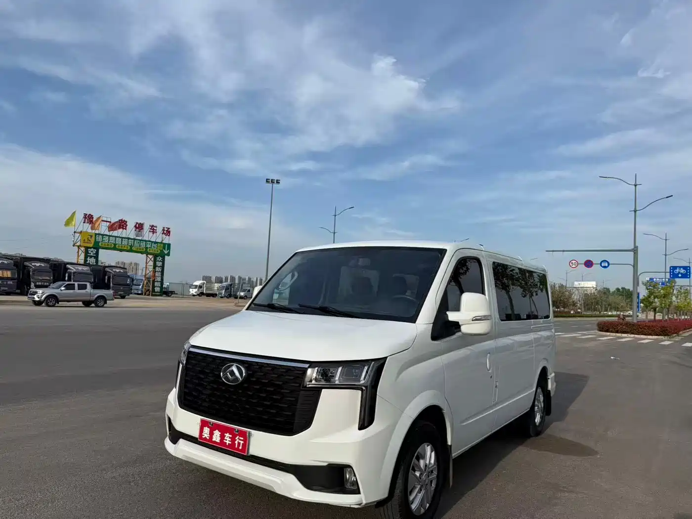 SAIC Maxus Xintu V80 2024 Aoyun 6AMT Short Wheelbase Ultra-low Roof 147Ps 7/8/9-seater фото 3