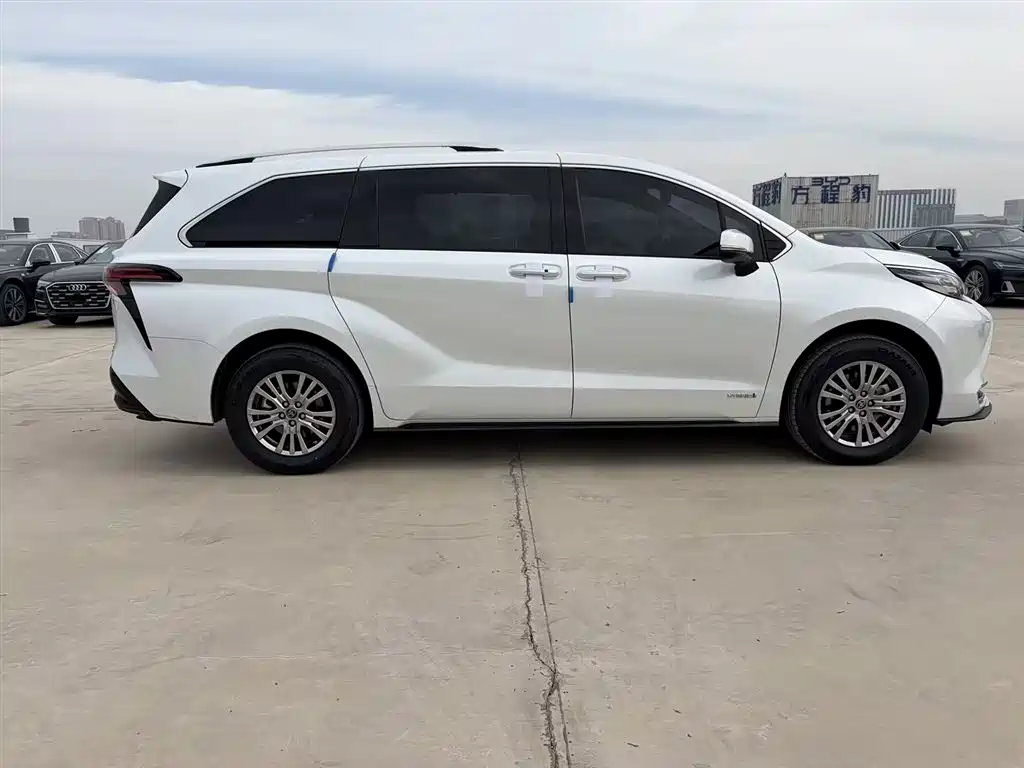 Toyota Sienna 2021 2.5L Hybrid Premium Edition фото 5