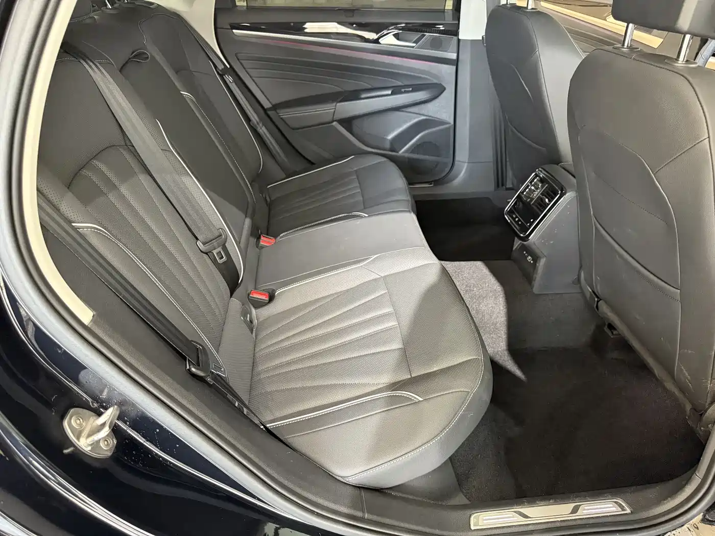 Volkswagen Passat 2024 380TSI Dragon Glory Edition фото 15
