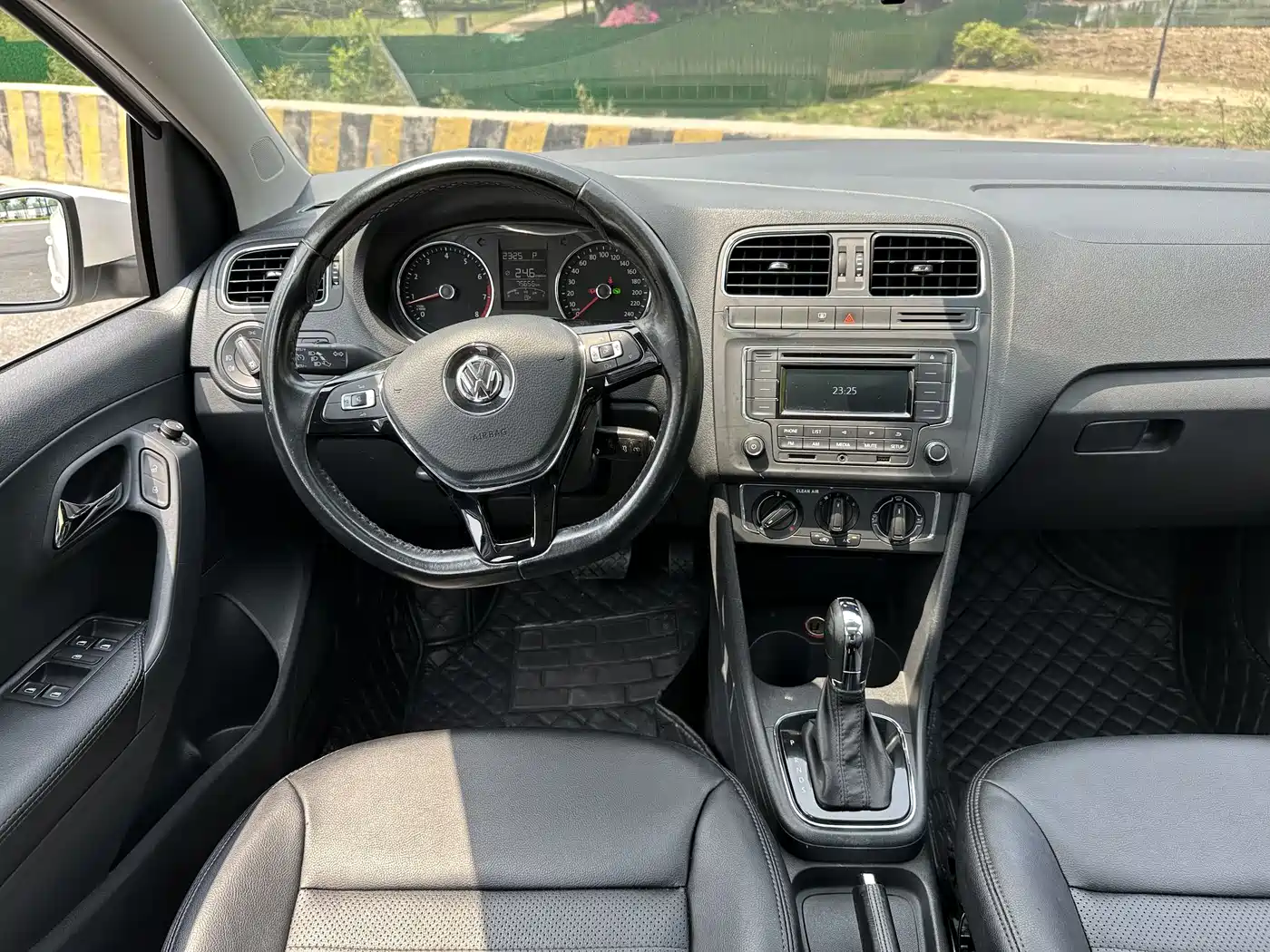 Volkswagen Polo 2016 1.6L Automatic Comfort фото 12