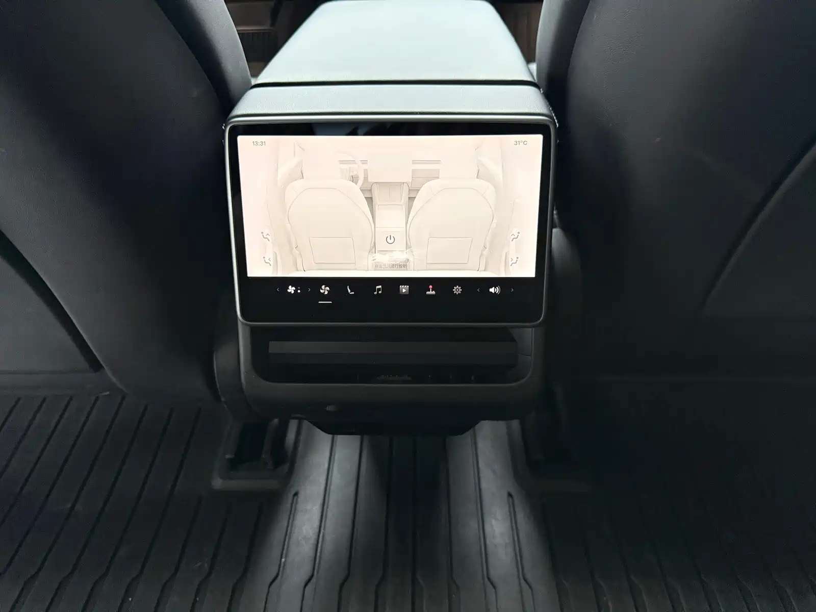 Фото 10 - Tesla Model 3