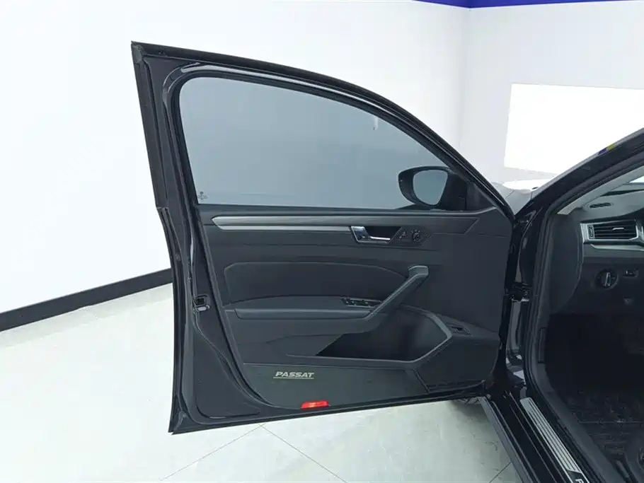Volkswagen Passat 2017 330TSI DSG Prestige фото 7