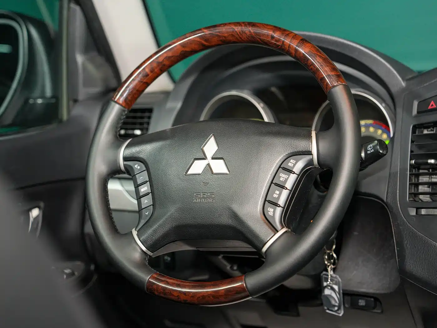 Mitsubishi Pajero (Import) 2010 3.0L Automatic Luxury Edition фото 23