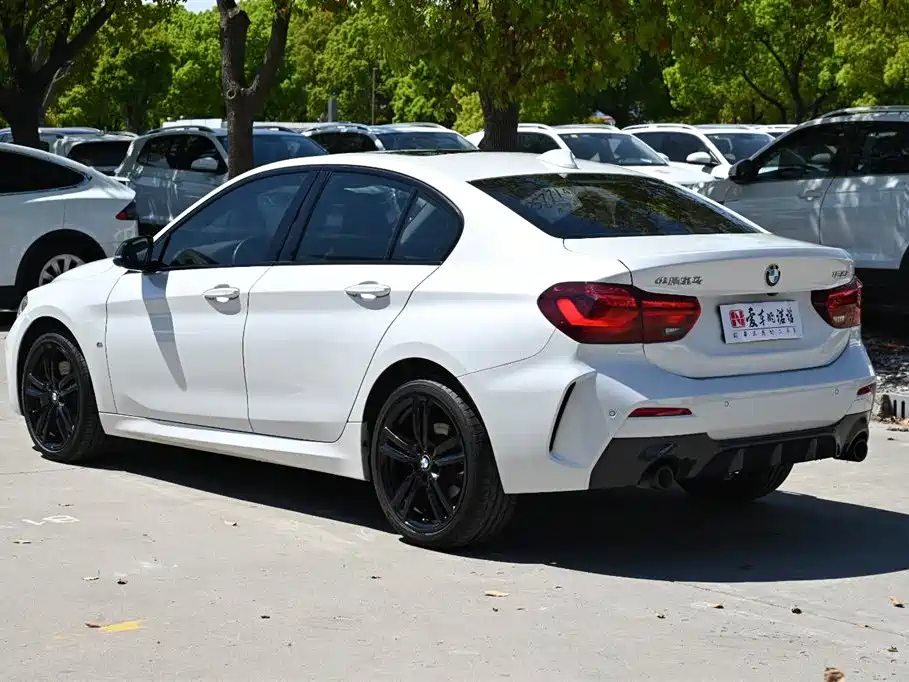 BMW 1 Series 2023 125i M Sport Shadow Edition фото 4