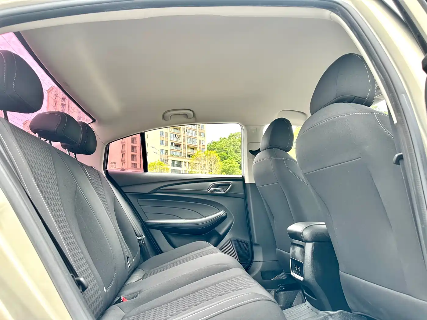 Фото 29 - Roewe i5