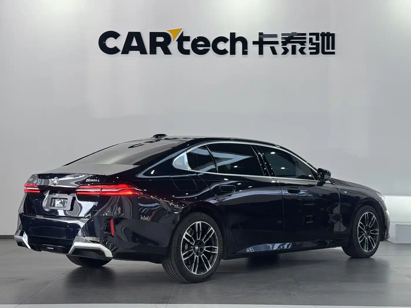 BMW 5 Series 2025 530Li Leading M Sport Package фото 23