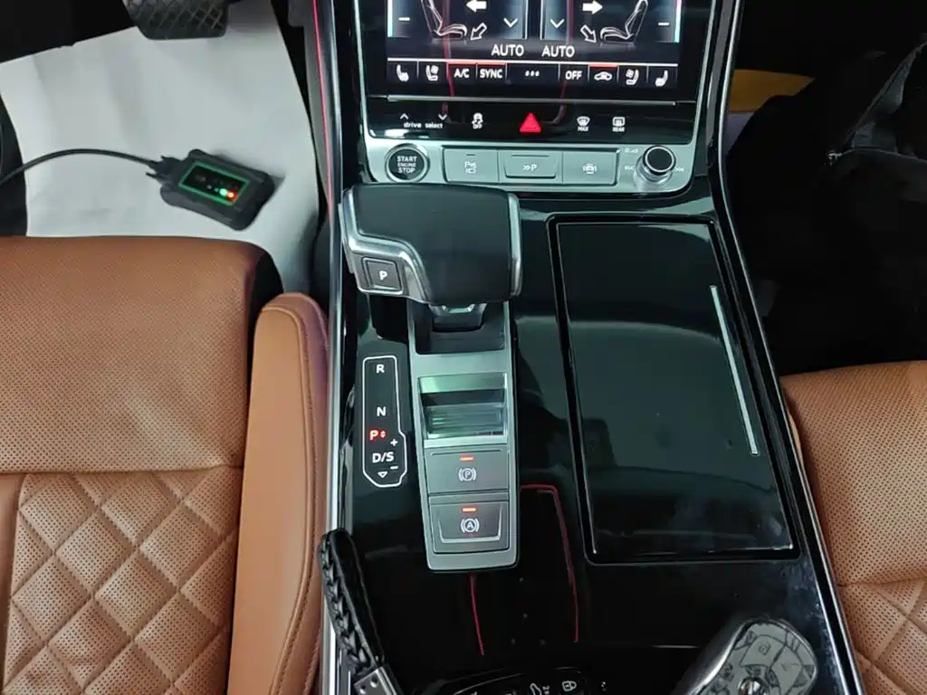 Фото 14 - Audi A8