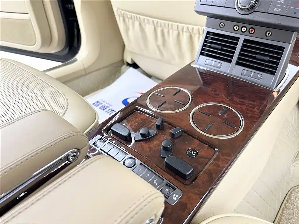 Volkswagen Phaeton 2009 Model 4.2L V8 4-seat Extended Executive Edition фото 9