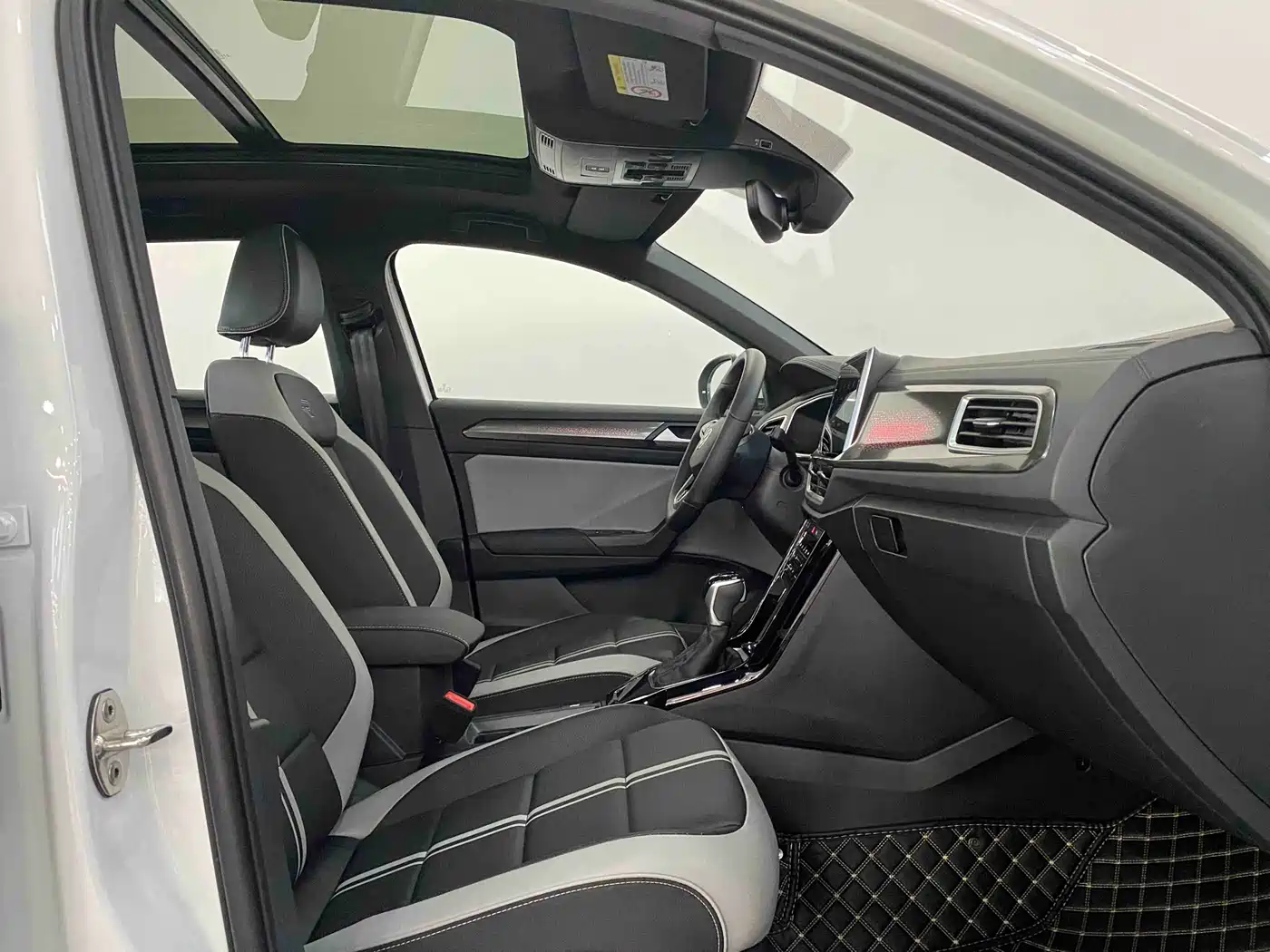 Volkswagen T-ROC 2025 Facelift 300TSI DSG 2WD Dawn Edition фото 28