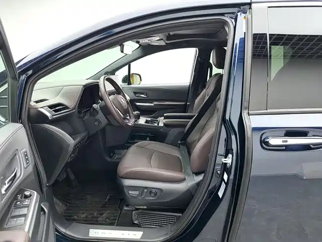 Toyota Granvia 2023 2.5L Hybrid Flagship VIP Edition фото 10