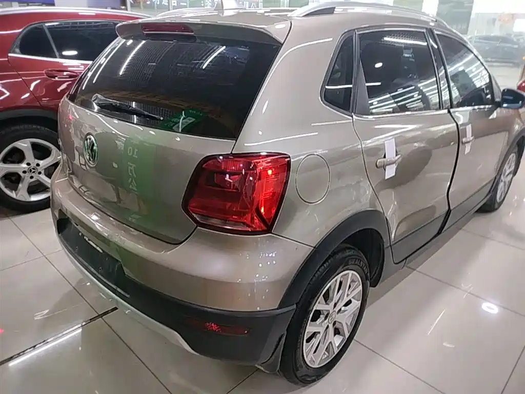 Volkswagen Polo 2016 1.4L Cross Polo Automatic фото 7