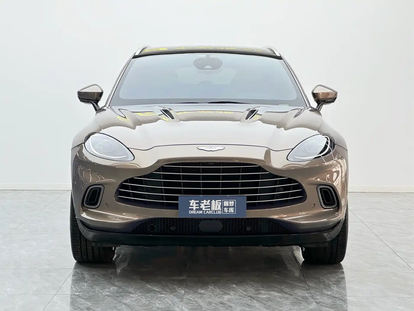 ASTON MARTIN DBX