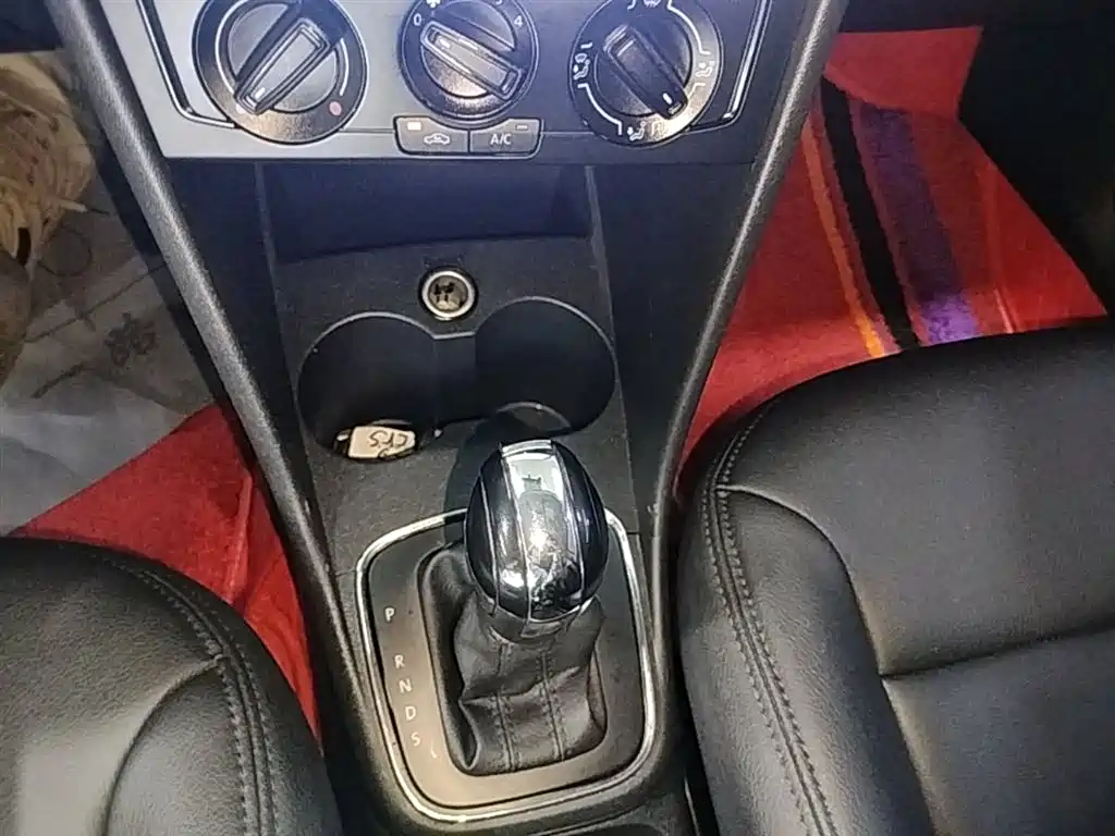 Volkswagen Polo 2016 1.4L Cross Polo Automatic фото 14