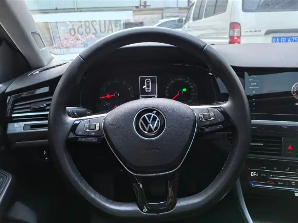 VOLKSWAGEN BORA