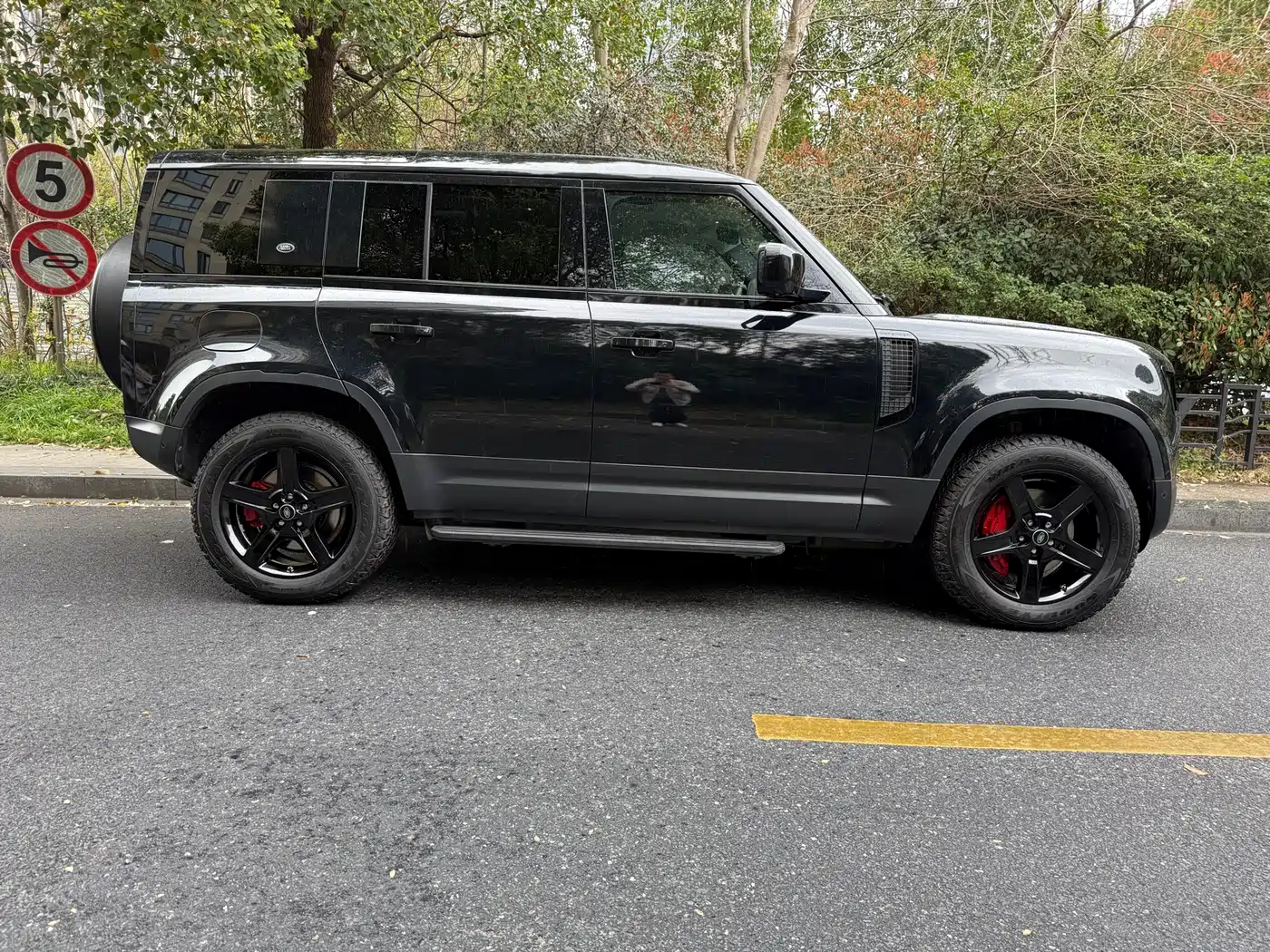 Land Rover Defender 2020 Model 110 P400 HSE фото 2