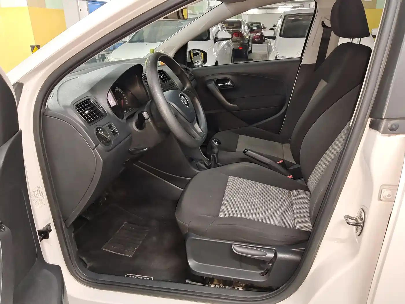 Volkswagen Polo 2014 1.4L Manual Trend Edition фото 7