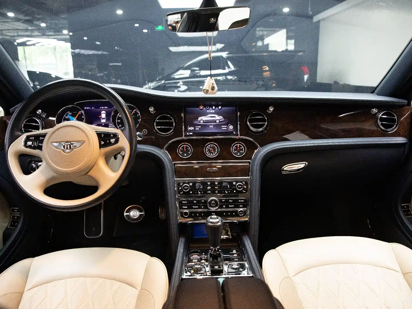 Bentley Mulsanne 2017 6.8T Long Wheelbase фото 32