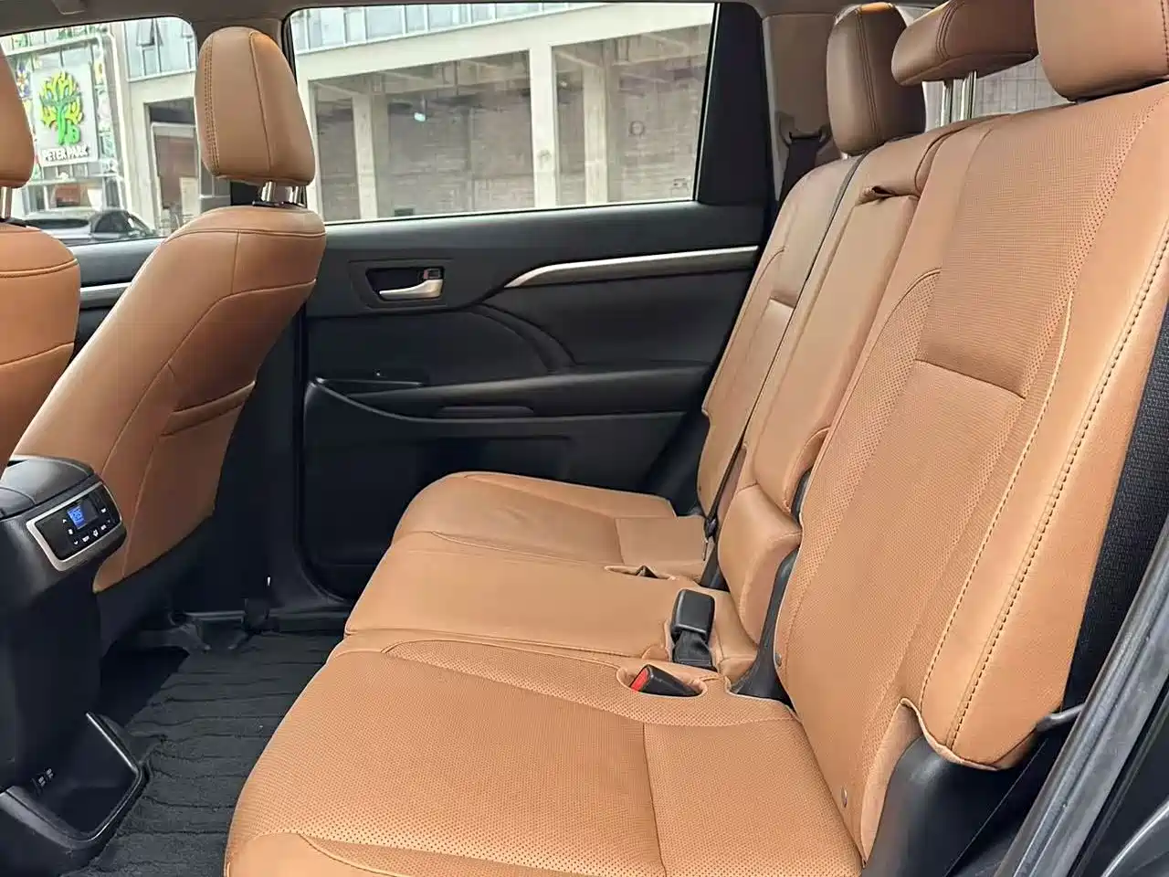 Photo 7 - Toyota Highlander