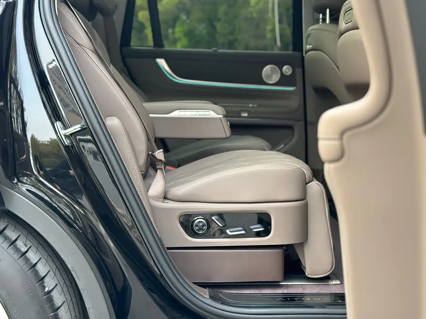 AITO Wenjie AITO M9 2025 Extended Range Ultra 52kWh 6-Seater фото 10