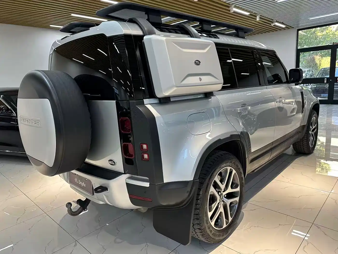 Land Rover Defender 2020 110 P400 Dark Special Edition фото 4