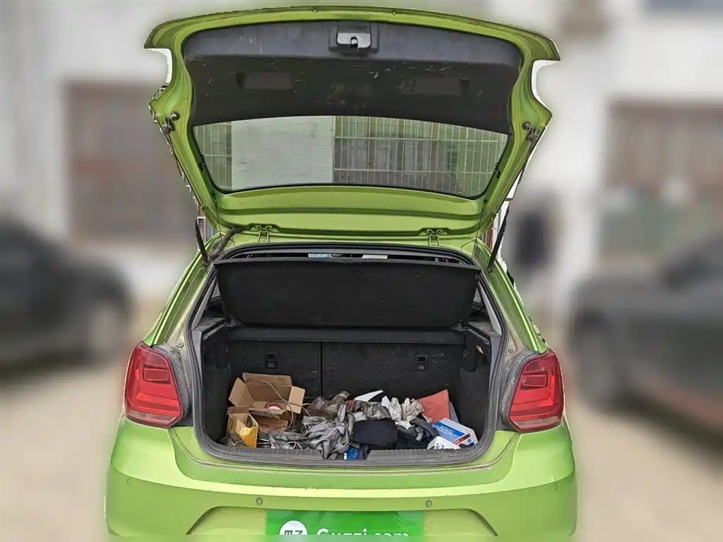 Volkswagen Polo 2014 1.6L Automatic Luxury Edition фото 10